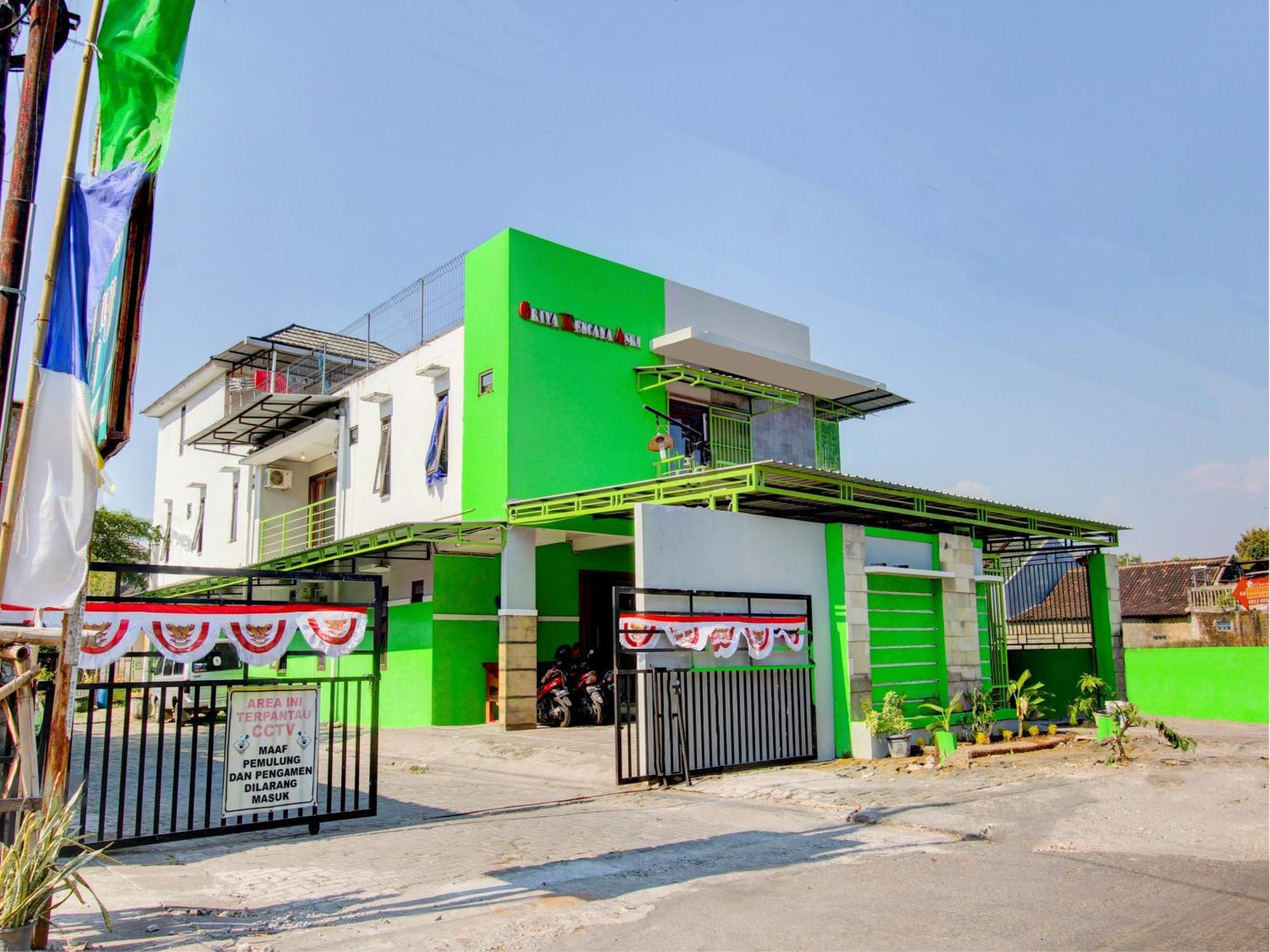 Super Oyo 93012 Griya Kencana Asri Syariah Lawean المظهر الخارجي الصورة